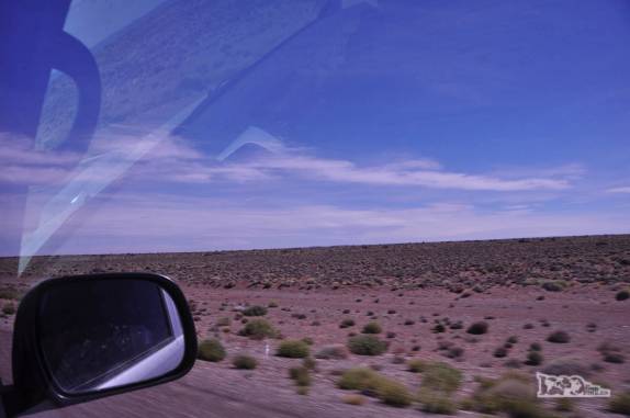 Cruzando o longo e quase plano deserto da patagônia, rumo ao sul da Argentina, ruta 40